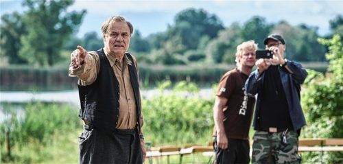 Sepp Bierbichler im Sommer 2017 beim Dreh zu „Zwei Herren im Anzug“ am Chiemsee. Foto X-Filme, Marco Nagel