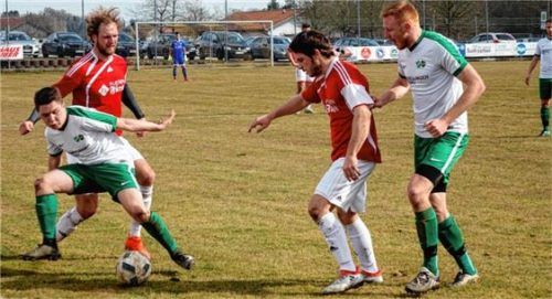 SG-Spieler Felix Maier behauptet hier den Ball.Foto Maier