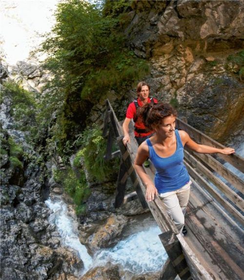 Sie ist einzigartig in ganz Tirol: die Rosengartenschlucht von Imst. Das imposante Landschaftserlebnis ist für Besucher kostenlos zugänglich. Der Einstieg zu diesem einzigartigen Naturschauspiel liegt mitten im Zentrum der Tiroler Kleinstadt Imst. Foto  epr/Imst Tourismus/Martin Lugger
