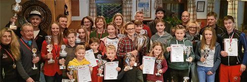 So sehen Sieger aus: Die erfolgreichen Skifahrer des SV Riedering jubeln um die Wette. Foto re