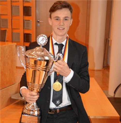 So sieht ein Sieger aus: Stolz präsentiert Kapitän Lukas Krumpe den Pokal und seine Goldmedaille.