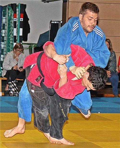 Spannender Kampf mit schnellem Ende: Teisendorfs Vitali Zeleznjak besiegte den Priener Hans Scheck (blauer Anzug).Foto Wittenzellner