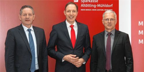 Sparkassen-Vorstand Altötting-Mühldorf (von links): Bernd Renschler, Dr. Stefan Bill, Karl Straßer. Foto sen