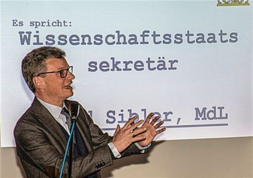 Staatssekretär Bernd Sibler bei seinem Vortrag.