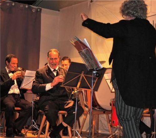 „Stardirigent“ Claudia Koziolek und „Starmusiker“ lieferten sich eine Notenschlacht im Kreise des „Gehsthintre-Orchesters“ mit Georg Rutz und die „Zamquiafetn“. Foto Franz Knarr