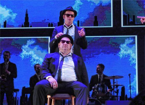 Starkes Duo: Vorne John Belushi, dargestellt von Ronald Tettinek, dahinter Jörg Bruckschen als Dan Aykroyd. Foto Jacobi