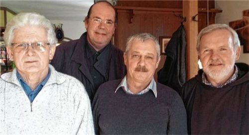 Stellvertreter Helmut Jansen, Ortsgeistlicher Franz Finkenzeller, MC-Obmann Anton Baumann und MC-Präses Georg Greimel (von links). Foto  Penzkofer