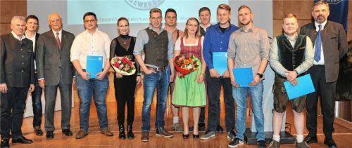 Stolz auf das Abschneiden: Josef Obwieser, Vorsitzender des Gesellenprüfungsausschusses, sein Stellvertreter Bernd Wohlschlager, Karl Burghardt, Ehrenvorsitzender der Kfz-Innung München-Oberbayern (von links), und Georg Zieglmeier, Lehrer und Kfz-Werkstattleiter der Berufsschule Wasserburg (rechts), mit den Jahrgangsbesten Eugen Nekrasov, Lea Kraus, Finn Seeholzer, Michael Bichlmaier, Alexandra Niedermeier, Florian Arndt, Alexander Richert, Dennis Pfaffenberger und Michael Pugliese (von links).Foto  Schlecker