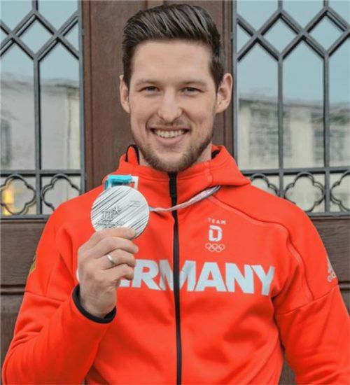 Patrick Hager mit Olympia-Silber. Fotos  Ziegler(2)/privat