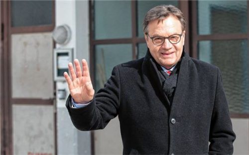 Stopp: Der Tiroler Landeshauptmann Günther Platter setzt im Kampf gegen die Lkw-Flut weiter auf die Blockabfertigung. Foto dpa