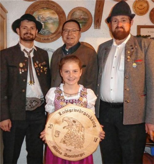 Strahlende Siegerin: Milena Anzenberger mit (von links) Andreas Wimmer, August Voit und Markus Kopp.Foto seh