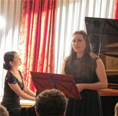 Susanne Bernhard (Sopran) und Akemi Murakami (Klavier) brillierten mit Liedkompositionen von Mozart, Wagner und Strauss. Foto  Benekam