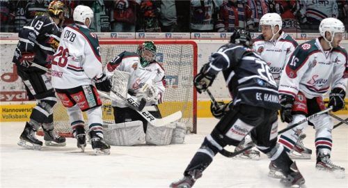 Szene aus dem letzten Duell zwischen den Indians und den Starbulls am 3. März 2013: Rosenheims damaliger Torhüter Pasi Häkkinen hält einen Schuss. Schon damals mit dabei: Starbulls-Verteidiger Micky Rohner (Zweiter von links).Foto Petrow