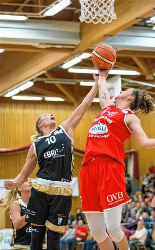 Szene aus dem Punktspiel in Wasserburg: Hannovers Melissa Jeltema (links) gegen Rebecca Tobin. Foto  Brei
