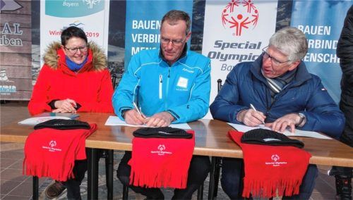 Termin fixiert: Vorsitzender Joachim Kesting (rechts) und Schatzmeisterin Angelika Schlammerl von Special Olympics Bayern unterzeichneten zusammen mit Bürgermeister Josef Heigenhauser den Vertrag für die Special Olympics Winterspiele Bayern 2019.Foto Hauser