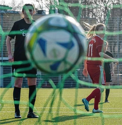 Theresa Eder (Bad Aibling, hinten) schoss das Tor zum 2:0 gegen den FC Stern München. Foto  GASPA/Schiffmann