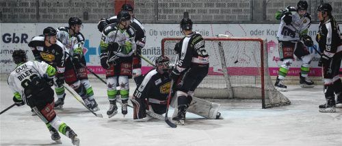 Tor für die Starbulls Rosenheim gestern Abend durch Vitezslav Bilek, der auf 3:5 verkürzte und danach noch zwei weitere Tore erzielte. Fotos Petrow