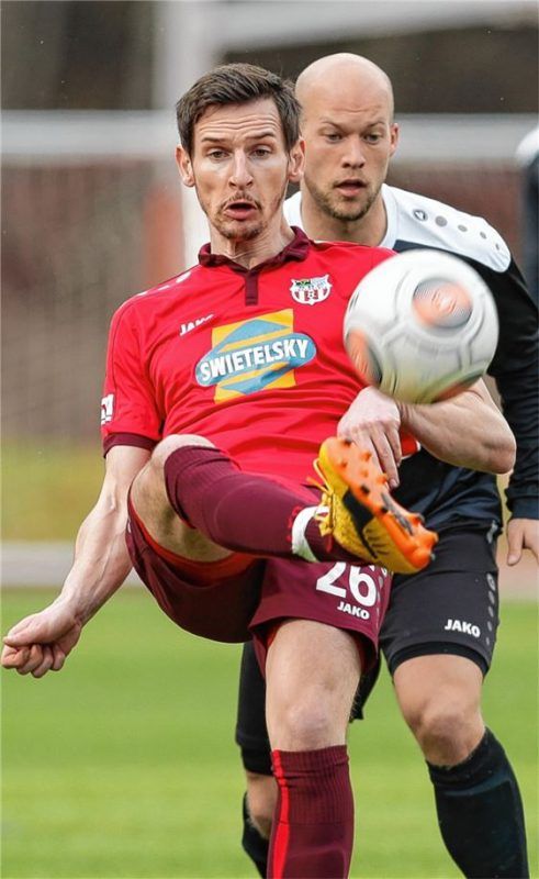Traunsteins Franz Eyrainer ist hier vor Sonthofens Maximilian Bär am Ball.Foto Weitz