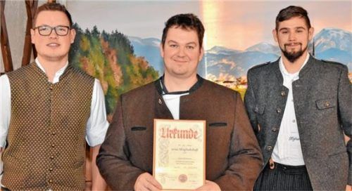 Treu zum Verein: Franz Widemann (Mitte) bekam für seine 25-jährige Mitgliedschaft eine Urkunde von Vorsitzendem Hans Plank (rechts) und Zweitem Vorsitzenden Dominik Friedrich überreicht.Foto seh