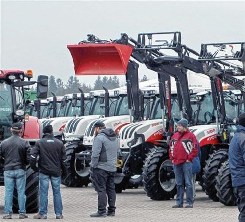 Trotz der niedrigen Temperaturen war das Interesse für die ausgestellten Fahrzeuge und Maschinen groß. Foto Stache