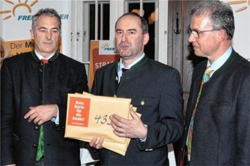 Über 2000 Unterschriften gegen „Strabs“ überreichten die heimischen Freien Wähler an FW-Chef Hubert Aiwanger (Mitte). Links Bezirkstagskandidat Sepp Hofer, rechts der Parlamentarische Geschäftsführer Florian Streibl. Foto Schlecker