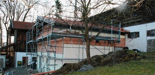 Über den Winter hat sich einiges getan am Achentaler Heimathaus. Der Rohbau für den Bühnenanbau steht bereits. Jetzt steht der Innenausbau an.Foto pilger