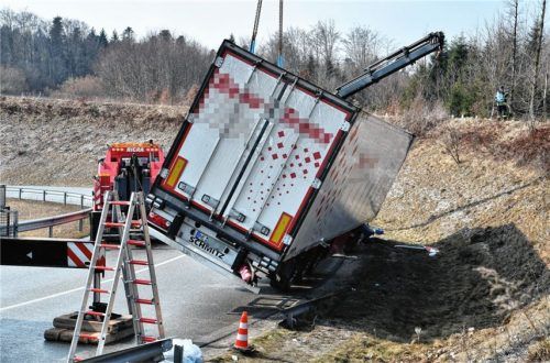 Umgekippter Fleischlaster blockiert Bundesstraße