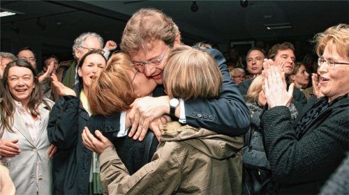 Umjubelter Stichwahlsieger: Jürgen Seifert, hier mit Ehefrau Isabella und Sohn Marco im Arm, ging aus der Kommunalwahl 2008 als neuer Bürgermeister von Prien hervor – eine Sensation. Foto archiv berger