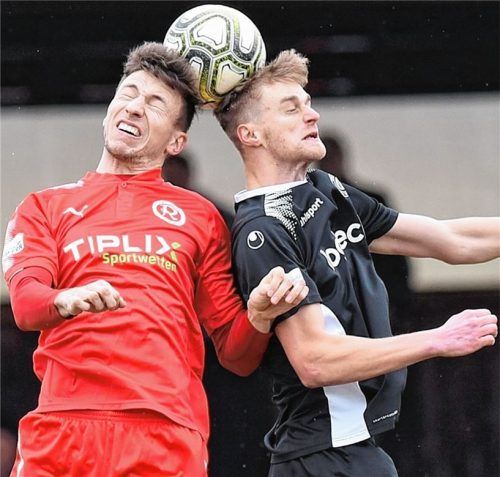 Unentschieden wie das Spiel endete auch dieses Kopfballduell zwischen Rosenheims Philipp Maier (links) und dem Garchinger Florian Mayer.Fotos Ziegler