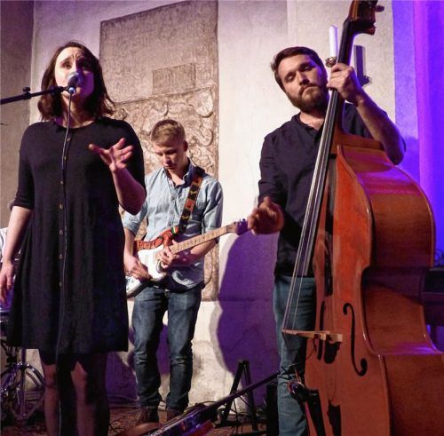 Vero Reiser (links) und ihre Band überzeugten beim ersten Konzert der Reihe „Leise Töne – Starke Worte“ mit selbst geschriebenen Liedern.Foto  re