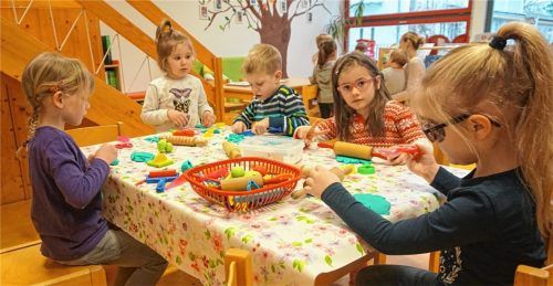 Viel Spaß haben Lilly, Jelena, Benjamin, Rona und Maya (von links) beim Kneten. Foto Heise