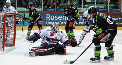 Viteszlav Bilek war mit zwei Toren beim 3:0-Heimsieg der Matchwinner. Hier erzielte er das 2:0 für die Starbulls.Foto Fehrmann