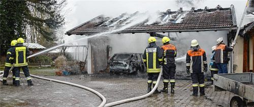 Völlig ausgebrannt ist dieser Carport in Halfing.Foto Ammelburger