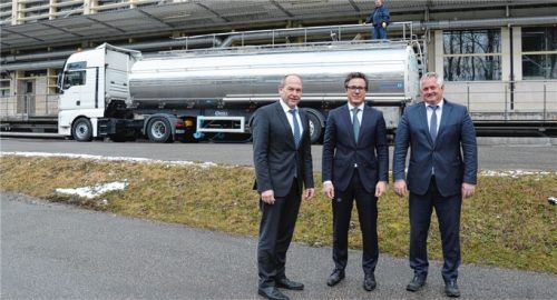 Vor dem Hochwald-Werk in Weiding, das ab April stufenweise an die Almil AG übergeht: Bisheriger Werksleiter Otto-Michael Wild, Almil-Geschäftsführer Tilen Verhovsek, künftiger Werksleiter Josef Heigl (von links nach rechts). Foto re