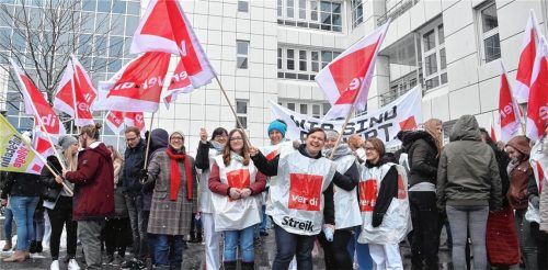 Vor Romed-Klinikum: Warnstreik für mehr Gehalt