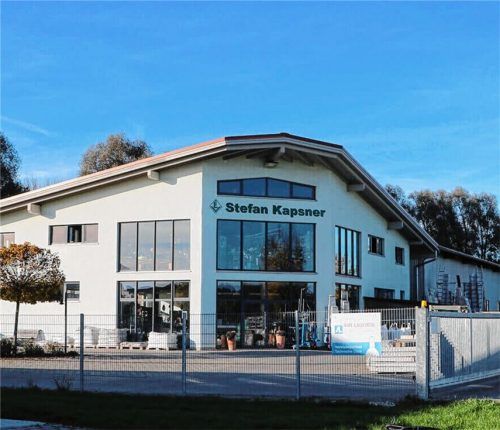 Vor zehn Jahren eröffnete die Stefan Kapsner OHG im neuen Gewerbegebiet in Schechen. Durch die Verlagerung ergaben sich neue Perspektiven und das Angebot wurde erweitert.