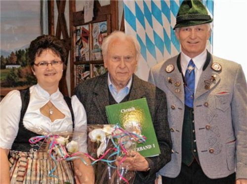 Vorsitzender Sigi Hundhammer (rechts) und Chronistin Renate Oberhuber dankten Herbert Haubl für sein Engagement bei der Übersetzung der Chronik. Foto re