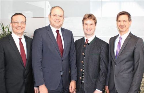 Vorstand der VR Bank Griesstätt-Halfing eG: ProkuristAlexander Erdmann, der bisherige Vorstandsvorsitzende Ulrich Maier, Aufsichtsratsvorsitzender Christian Egger und Vorstandsmitglied Florian Kreuz (von links). Foto re
