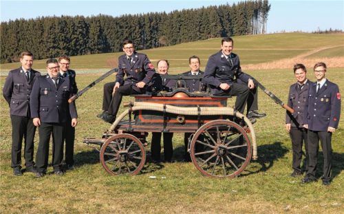 „Vorstandschaft auf Pumpe“ (von links): Jugendwart Andreas Kohrs, Zweiter Kommandant Hannes Herzog, Schriftführer Martin Liebl, Erster Kommandant Michael Beier, Zweiter Vorsitzender Josef Liegl, Gruppenführersprecher Helmut Voringer, Vorsitzender Markus Sturainer, Aktivensprecher Robert Bichler und Kassier Simon Röllnreiter.Foto Liebl