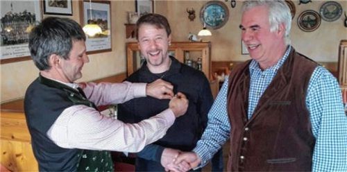Während Josef Kink gratuliert, steckt Rupert Hilger Christian Huber die Ehrennadel an. Foto stü