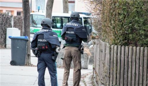 Warten auf den Zugriff: Ein Polizeieinsatz zog sich am Samstag in Rosenheim über mehrere Stunden hin. Foto reisner