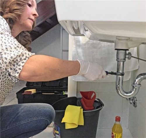 Wenn der Abfluss verstopft ist, kommt es auf die Ursache an, ob Mieter oder Vermieter für die Kosten aufkommen muss. Foto  rgz/Interessenverband Mieterschutz e.V.