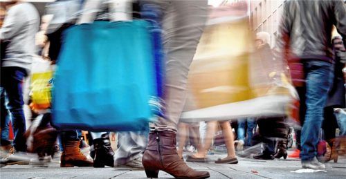 Will das Kaufen, egal ob Mode oder ein Drink an der Bar, mit einer neuen App revolutionieren: Michael Offermanns (Bild rechts), Geschäftsführer der Wire plus GmbH, die seit Januar in Rosenheim firmiert. Fotos re