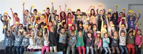 Zeigen stolz ihre kleinen Bienen: die 60 Buben und Mädchen, die beim OVB-Osterbasteln dabei waren.