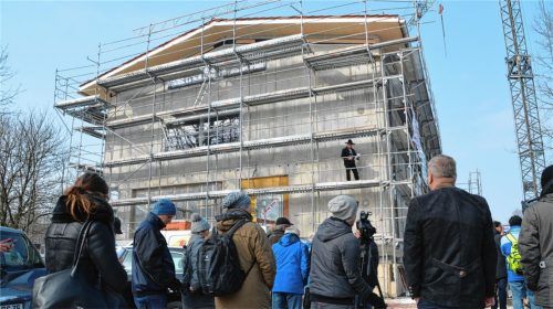 Zimmerer Gerhard Mayer aus Nußdorf gab dem Rohbau des neuen Vereinshauses, mit dem Richtspruch, seinen Segen. Foto Heise