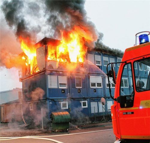 Zu etlichen Großeinsätzen, wie beispielsweise dem Brand eines Wohncontainers in der Königsseestraße in Rosenheim (links) oder dem Brand eines abgestellten Sattelgespanns im Stadtteil Oberwöhr, rückte die Rosenheimer Feuerwehr im letzten Jahr aus. Fotos Reisner