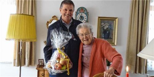 Zum 90. Geburtstag von „Hansi“ Bergbauer übermittelte Bürgermeister Hubert Wildgruber Glückwünsche.Foto Lotter