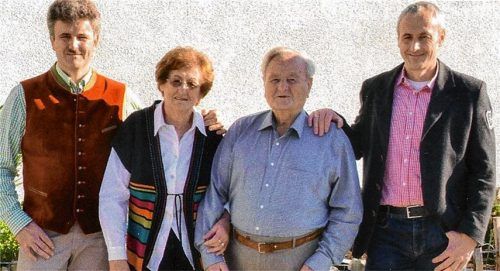 Zusammenhalt im Familienbetrieb: Stefan (rechts) und Bernhard Kapsner mit ihren Eltern Stefan und Irmgard Kapsner.