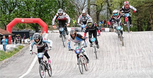 Zwei Kolbermoorerinnen (Svea Bergtold mit der Nummer 3 und Miriam Rohrmüller mit der Nummer 457) beim Kampf um die vorderen Plätze in der weiblichen Jugend. Foto  Krämer