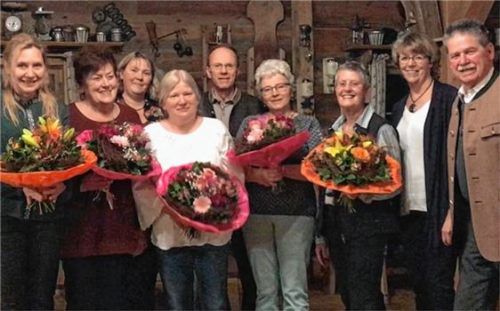 100 Jahre im Dienst der Menschlichkeit tätig beim Ökumenischen Sozialdienst Priental (von links): Bettina Kappel und Ilse Bachschneider (je 20 Jahre), Michaela Brühl, Zweite Pflegedienstleiterin, Monika Hamel (zehn Jahre), Zweiter Vorsitzender Dr. Gerhard Weidenthaler, Sieglinde Fuihl und Gabi Meyer (je 20 Jahre) mit Pflegedienstleiterin Maria Reich und Vorsitzendem Lorenz Ablinger. Foto reh